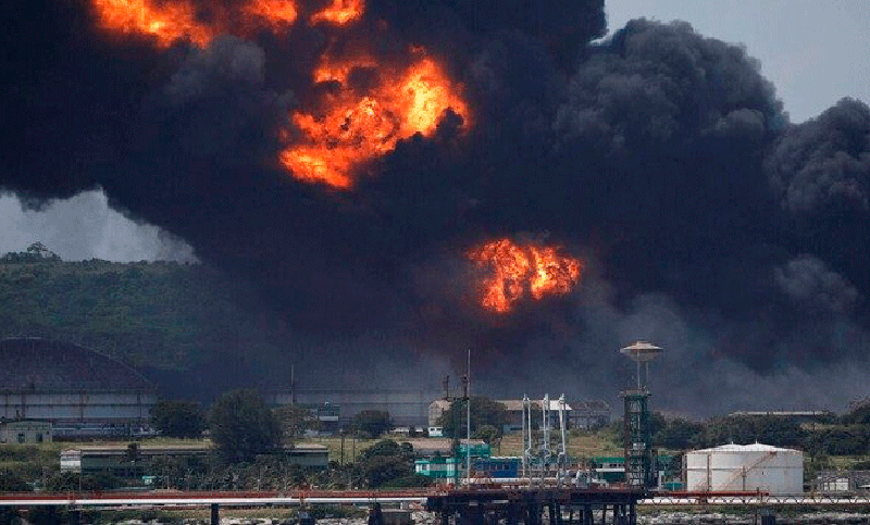 Murió otro bombero por graves quemaduras tras el incendio de tanques petroleros en Cuba