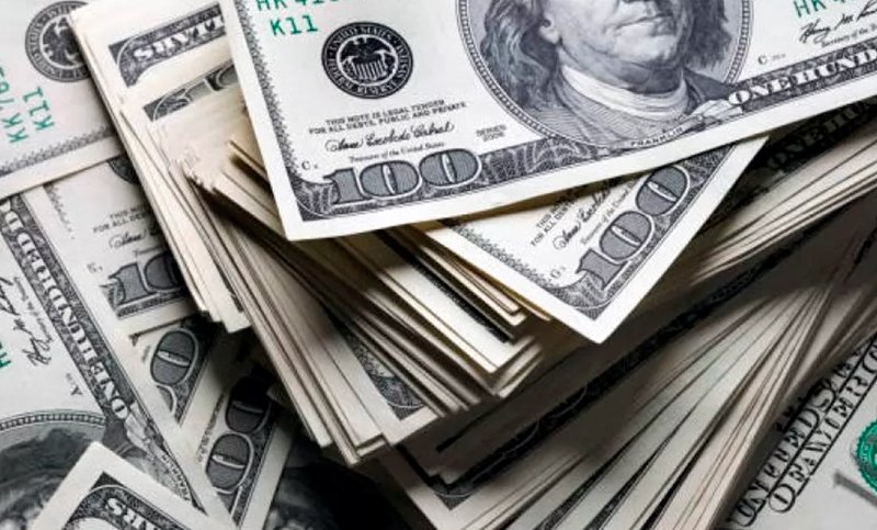 El dólar oficial cerró a $140,98 y los bursátiles operan con bajas de hasta 1,7%