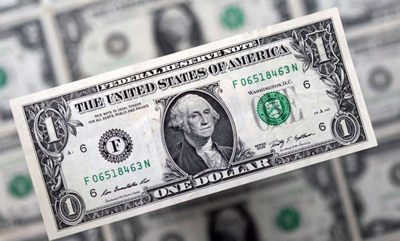 El dólar oficial cerró a $144,04 y los bursátiles operan con bajas de hasta 1,2%