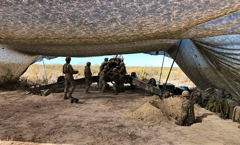 El Ejército Argentino despliega sus unidades de infantería y artillería