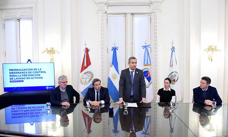 Javkin promulgó la ordenanza de «control financiero económico de inversiones»
