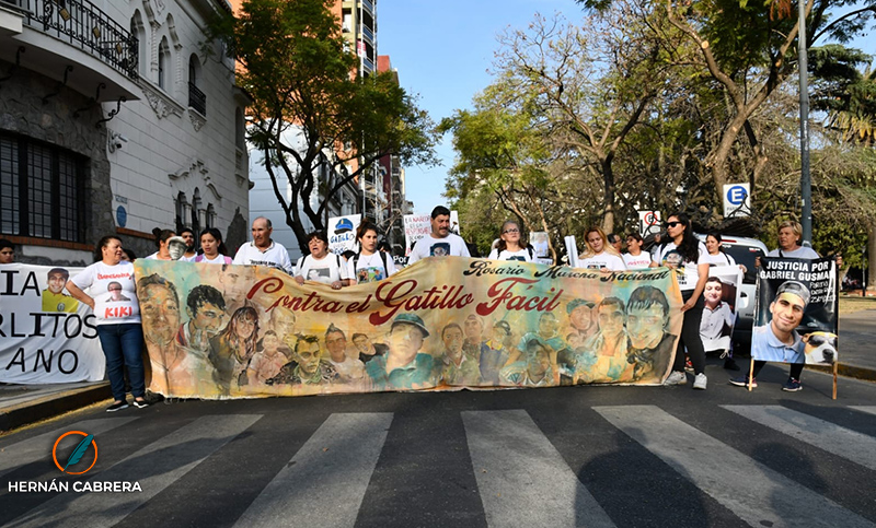 Manifestación por las calles de Rosario contra el «gatillo fácil»