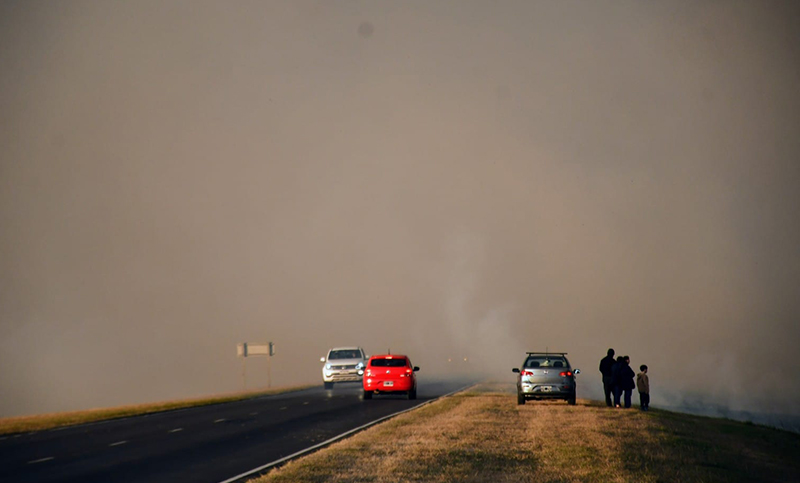 Densa columna de humo obligó a cortar el puente Rosario-Victoria durante una hora