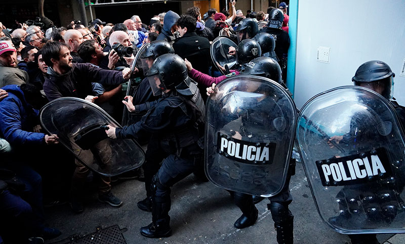 La policía reprimió con hidrante y gases a manifestantes frente al domicilio de Cristina Fernández
