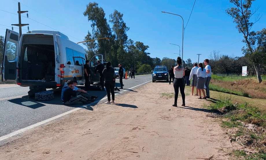 Brutal ataque a una camioneta del Liceo Militar dejó un muerto y varios heridos
