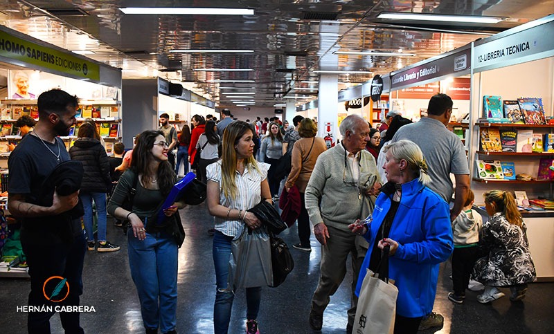 Feria del Libro Rosario: buenas ventas impulsadas por promociones y billeteras virtuales