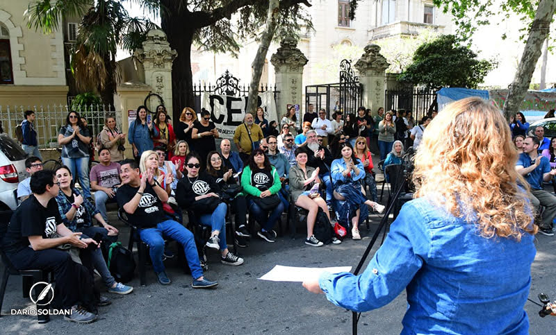 Clase pública en Oroño y San Juan: «La culpa de los paros no es nuestra, es del gobierno que no quiere negociar»