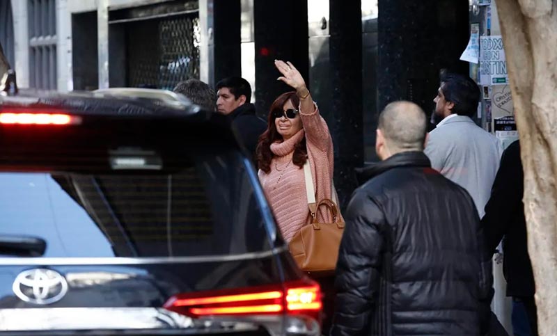 Cristina Fernández salió de su casa para saludar a la militancia