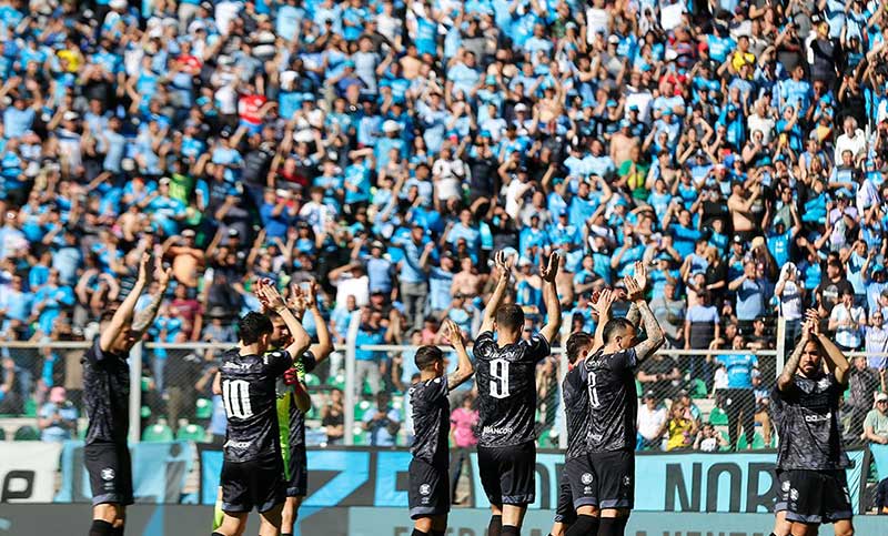 Los hinchas de Belgrano sueñan con el ascenso y agotaron las entradas en San Nicolás