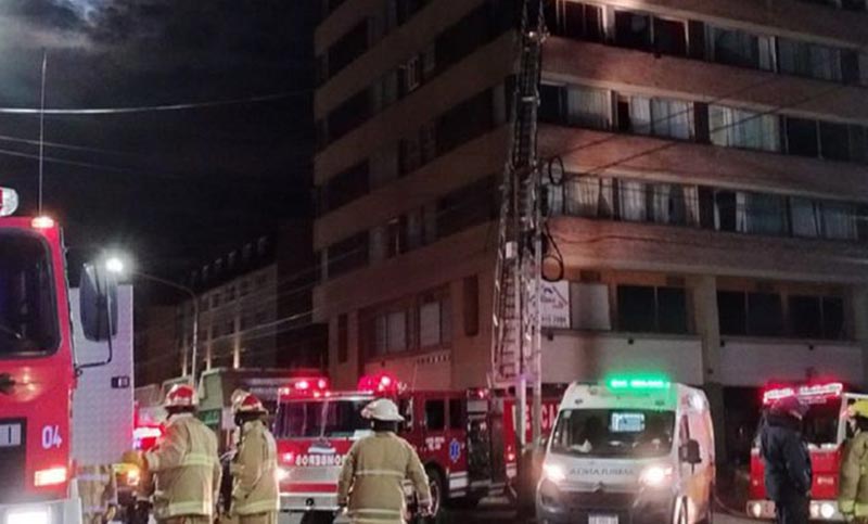 Cuatro heridos graves y 900 evacuados por el incendio de un edificio en Bariloche