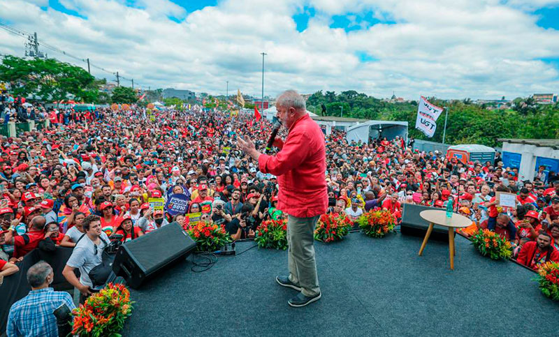 Lula pide a los más pobres evitar la abstención y Bolsonaro promete más armas en caso de reelección