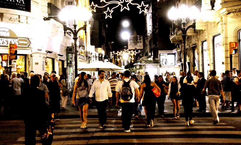 La Noche de Peatonales se sumará a la Feria Internacional del Libro este sábado