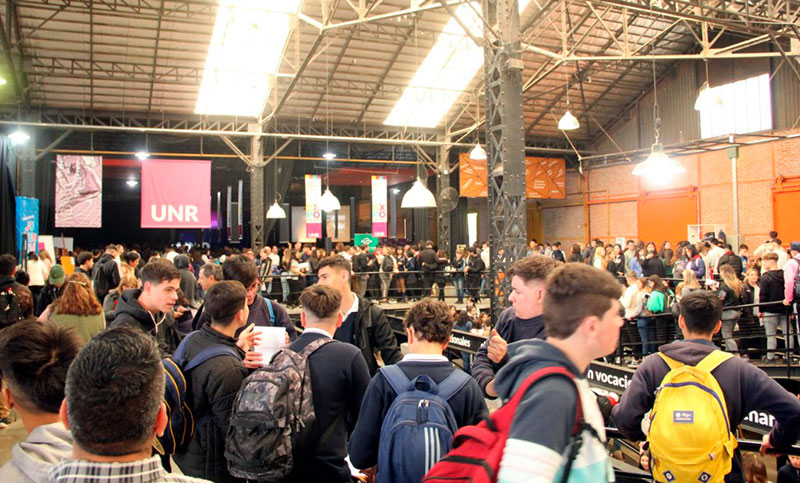 Una multitud de jóvenes se acercó a la exposición de carreras de la UNR