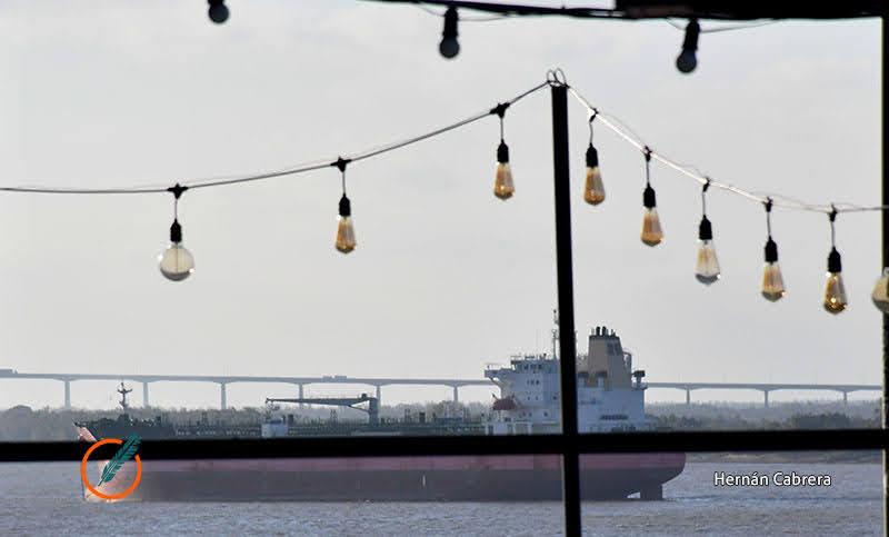 Las importaciones de energía y los pocos despachos de granos inclinaron la balanza comercial hacia el déficit