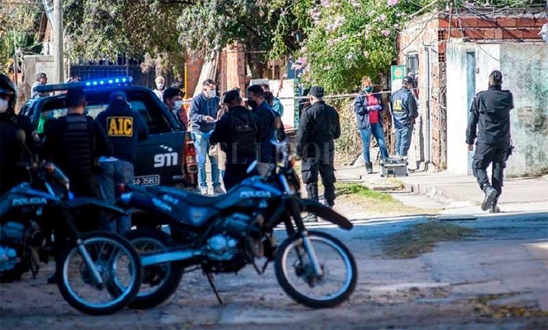 Una mujer y un chico de 14 años murieron tras ser blanco de un ataque a balazos en plena calle