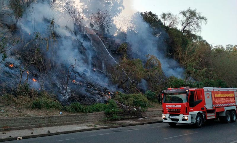Voraz incendio sobre la barranca de avenida Belgrano