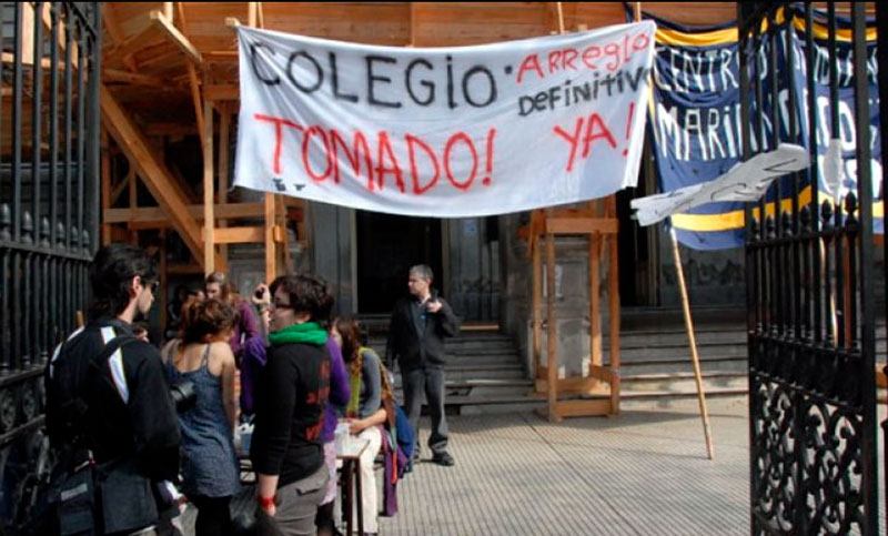 Exigen que se retire a la policía de la puerta de las escuelas porteñas afectadas por protestas