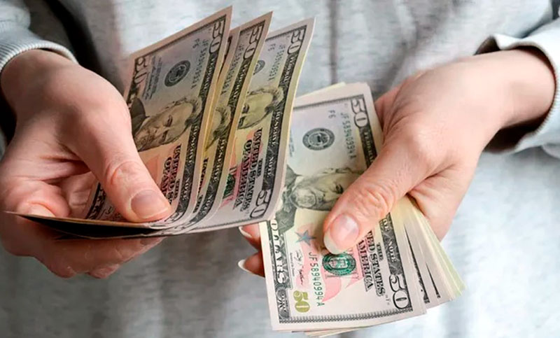El dólar blue inició la semana estable y cerró a $277