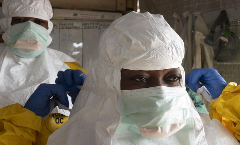 El presidente de Uganda descartó un confinamiento para detener el brote de ébola