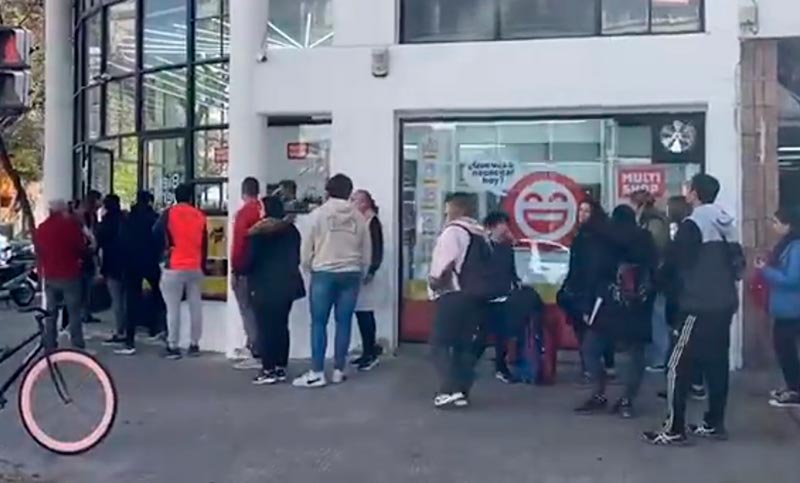 Furor por las figus: media cuadra de cola en un kiosco para comprar los sobres