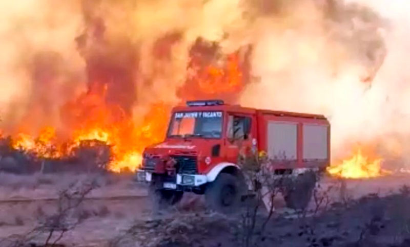 Trescientos bomberos luchan contra el fuego en Córdoba y el viento complica las tareas