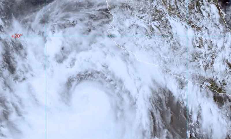 La tormenta tropical Kay se intensifica a huracán frente a las costas de México