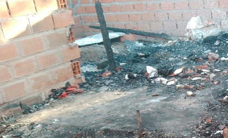 Voraz incendio destruyó la casa de un matrimonio y sus tres hijos: piden ayuda para seguir adelante