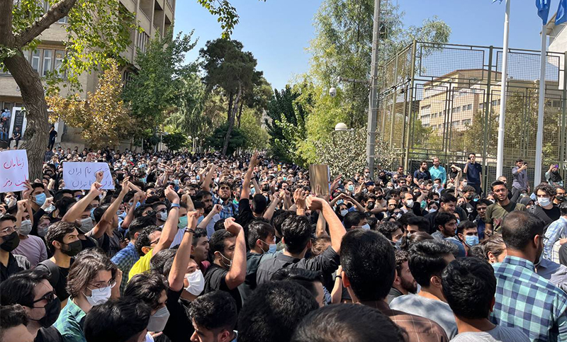 Se extienden las protestas en Irán por la muerte de una joven y el Gobierno limitaría Internet