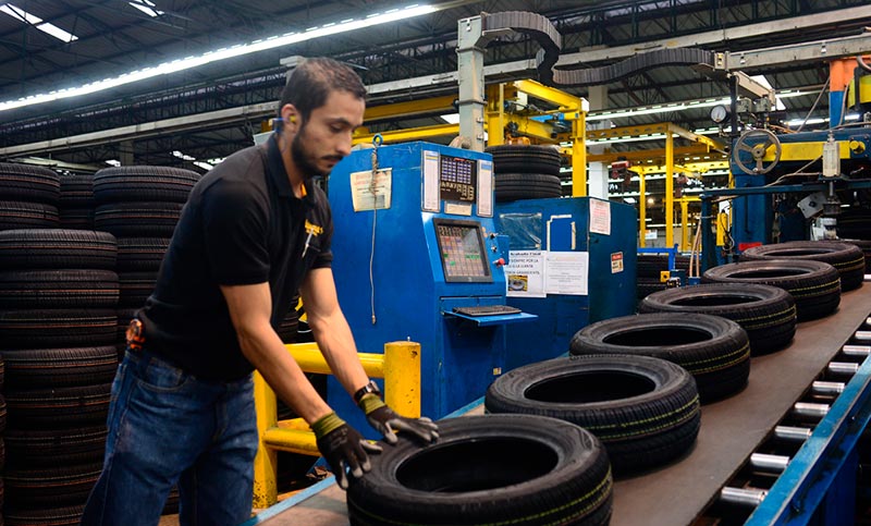 Si no se resuelve el conflicto de los neumáticos, el Gobierno habilitará la importación