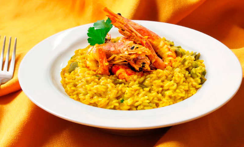 Risotto azafranado con langostinos