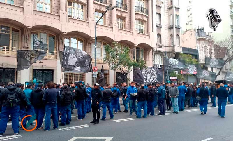 «Las patronales y el Gobierno pretenden destruir las paritarias»: trabajadores del Neumático protestan en el Ministerio del Trabajo
