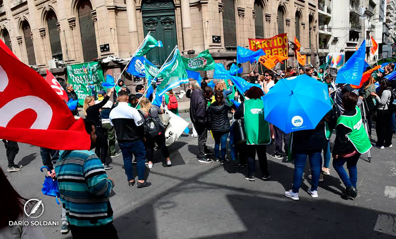 Trabajadores del Hospital Gamen reclaman por el atraso de pagos y movilizan por la precarización laboral