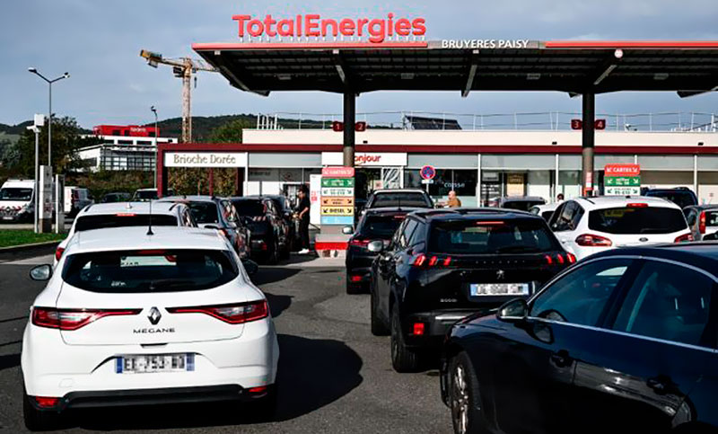 Sigue sin resolverse el suministro de combustible en Francia mientras hay largas colas para cargar