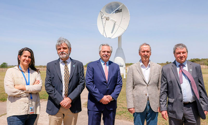 Alberto Fernández firmó el contrato para el desarrollo de un lanzador espacial de satélites