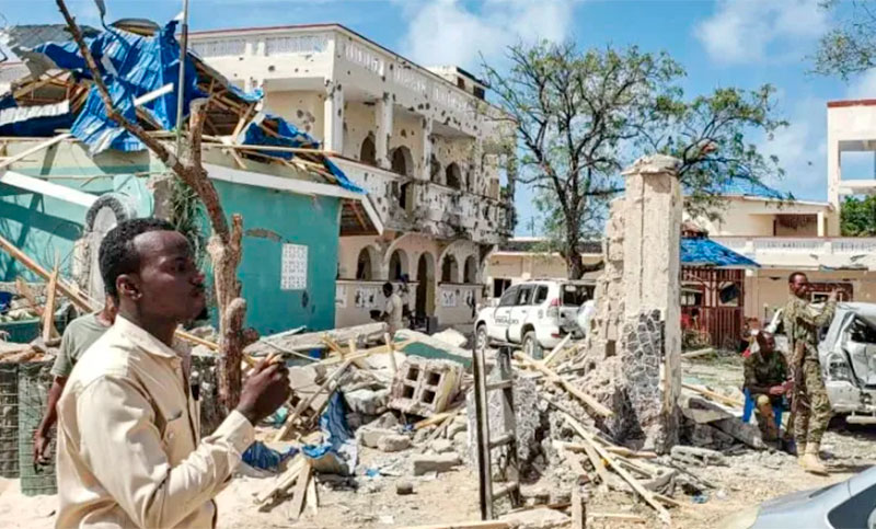 Al menos 13 muertos, incluidos los agresores, durante un ataque con explosivos contra un hotel en Somalia