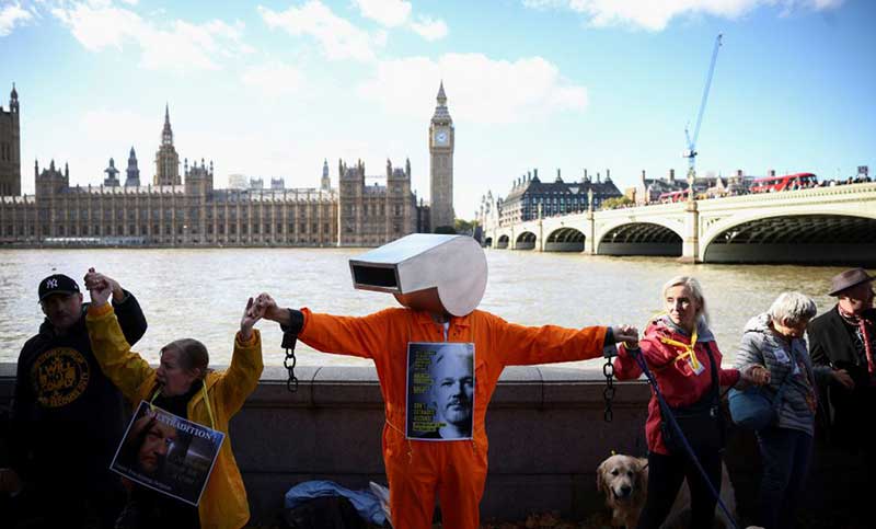 Cadena humana en el Parlamento británico para exigir la liberación de Assange