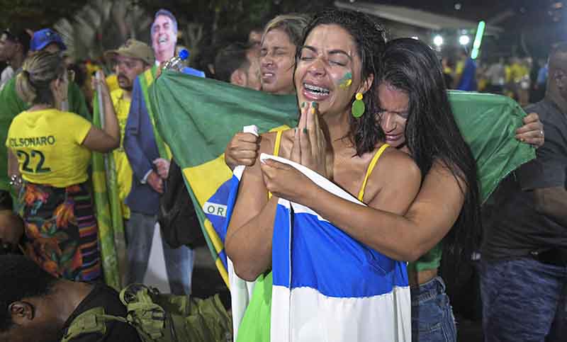 Bolsonaristas pasan de los festejos a las lágrimas y el desconsuelo por el resultado