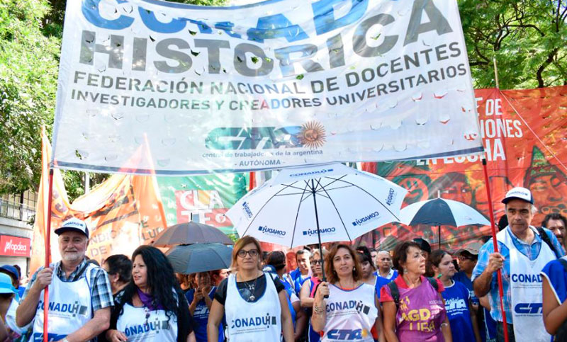 Docentes universitarios rechazaron la oferta salarial del Gobierno y ...