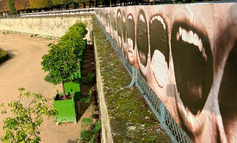 En un clima de protestas, los afiches de la artista Graciela Sacco empapelan París