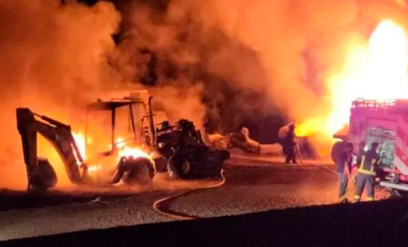 Encapuchados incendiaron maquinaria vial en Villa La Angostura y la Justicia investiga a la RAM