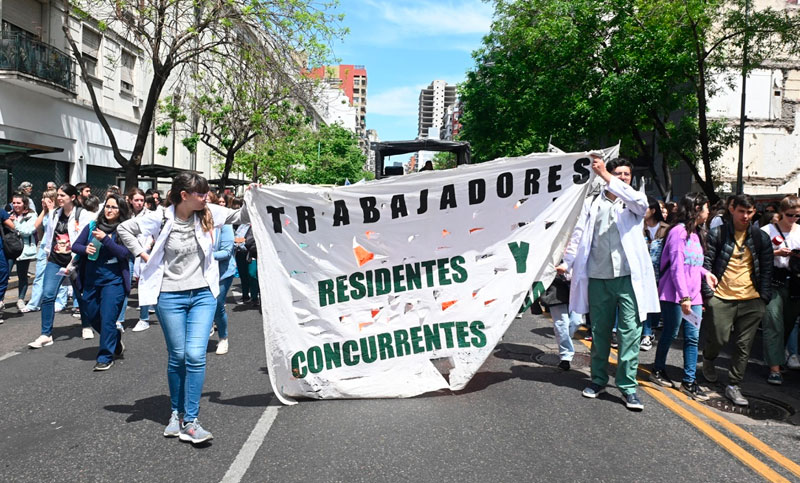 Médicos residentes de hospitales porteños marchan al Ministerio de Salud de Ciudad de Buenos Aires