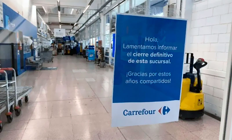 Sorpresivo cierre del Carrefour de la localidad de Balcarce mientras estaban comprando los clientes