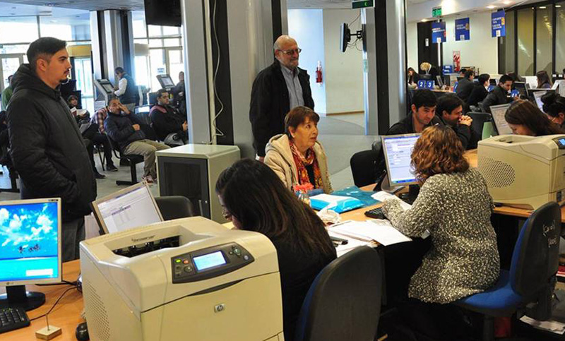 La cantidad de puestos de trabajo en la administración pública bajó 0,4% durante octubre