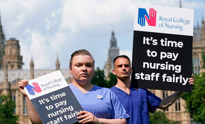 Personal de enfermería en el Reino Unido vota a favor de un paro nacional sin precedentes