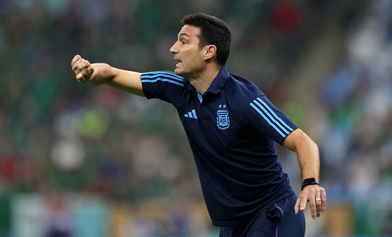 Scaloni: «El Diez definió el partido, sabe que tiene un grupo que lo apoya siempre»