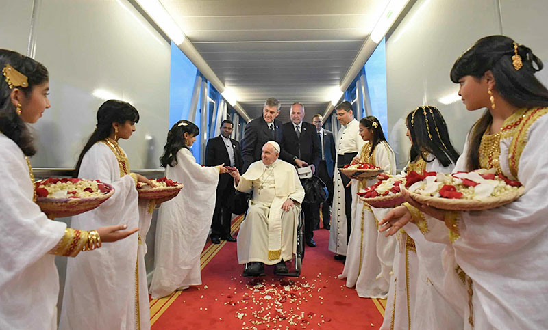 Desde Bahréin, el Papa pide a los países del Golfo que «mejoren los derechos» de mujeres y migrantes