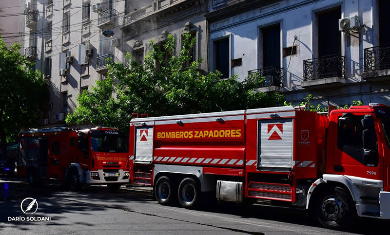 Se incendió un edifico de tres departamentos internos y varias familias fueron evacuadas