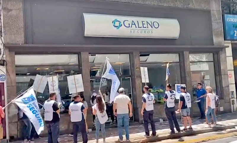 Trabajadores del seguro reclamaron frente a la empresa Galeno por incumplimientos laborales