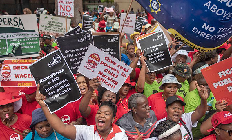 Unos 800.000 trabajadores de servicios públicos de Sudáfrica están en huelga por el reclamo de aumento salarial