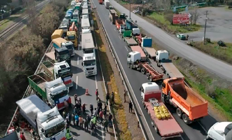 La confederación de transportistas chilenos realiza segundo día de paro por seguridad y precio de la nafta